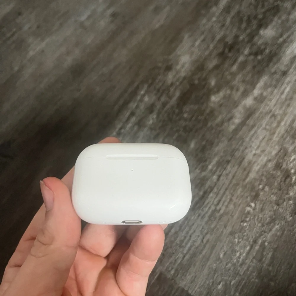 Apple White Wireless Earbuds with Charging Case